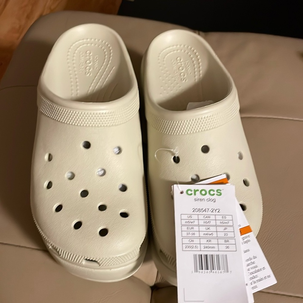 New crocs Never used.